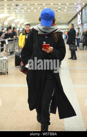 Attrice cinese Zhao Wei arriva presso l'Aeroporto Internazionale Capital di Pechino in Cina, 17 dicembre 2018. Foto Stock