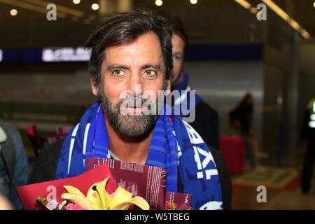 Spanish football manager Quique Sanchez Flores di Shanghai Groenlandia Shenhua FC è illustrato dopo che arrivano a Shanghai Pudong International Airpor Foto Stock