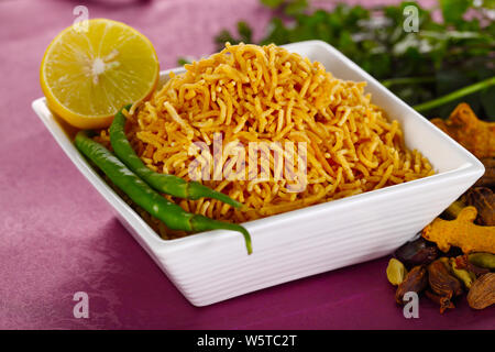 Close up di una ciotola di, Aloo Bhujia namkeen Foto Stock