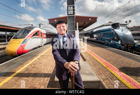 Con trazione a vapore ispettore Jim Smith è raffigurato con un nuovo treno di Azuma accanto il Germano Reale locomotiva a vapore presso la stazione di York, nello Yorkshire, come Londra Nord Est della ferrovia nuova Azuma service è avviato. Foto Stock