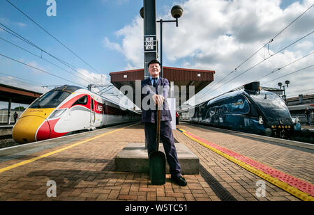 Con trazione a vapore ispettore Jim Smith è raffigurato con un nuovo treno di Azuma accanto il Germano Reale locomotiva a vapore presso la stazione di York, nello Yorkshire, come Londra Nord Est della ferrovia nuova Azuma service è avviato. Foto Stock