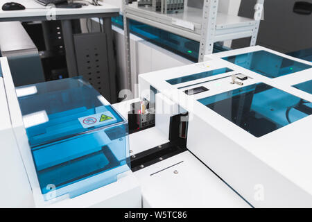 I campioni di sangue si muovono sul vassoio di pre-sistema analitico con scanner di codici a barre. Laboratorio clinico e la banca del sangue, completamente automatizzata attrezzature Foto Stock