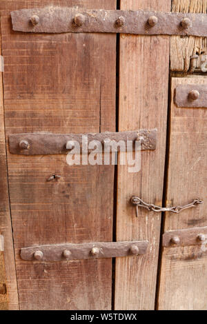 In legno antico cancello di ingresso con raccordi di ferro per motivi di la tomba di Humayun, Delhi, India Foto Stock