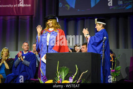 Brighton Regno Unito 30 luglio 2019 - famoso modello transgender e attivista Munroe Bergdorf ricevere un dottorato onorario in lettere presso l'Università di Brighton cerimonia di laurea oggi dal vicecancelliere professore Debra Humphris detenute nel centro di Brighton. Credito : Simon Dack / Alamy Live News Foto Stock