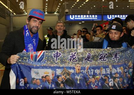 Spanish football manager Quique Sanchez Flores di Shanghai Groenlandia Shenhua FC è illustrato dopo che arrivano a Shanghai Pudong International Airpor Foto Stock