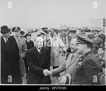 Fotografia del Primo Ministro britannico Clement Attlee stringono le mani con il Segretario di Stato James Byrnes all'arrivo all'Aeroporto Nazionale di Washington. Foto Stock