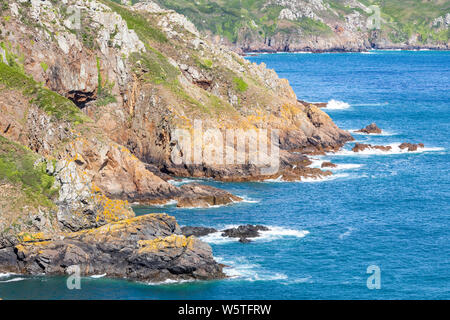 La vista NE dalle scogliere a Pointe de la Moye, le Gouffre, Les Villets sulla bella, robusta costa sud dell'isola di Guernsey, Isole del Canale della Manica UK Foto Stock