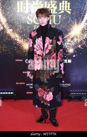 Cantante cinese Chengcheng ventola, il fratello più giovane di attrice Fan Bingbing, della Chinese Boy gruppo nove per cento, pone come egli arriva sul tappeto rosso f Foto Stock