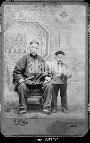 Fotografia di Chun Jan Yut con suo padre Chun Duck mento; Portata e contenuto: didascalia originale: Chun Jan Yut, "7 anni", con suo padre, Chun Duck mento. Questo è uno dei quattro fotografie di Chun Jan Yut presa all'età di 1, 7, 14 e 22. Foto Stock