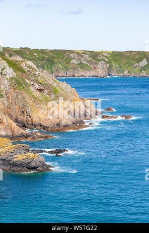 La vista NE dalle scogliere a Pointe de la Moye, le Gouffre, Les Villets sulla bella, robusta costa sud dell'isola di Guernsey, Isole del Canale della Manica UK Foto Stock