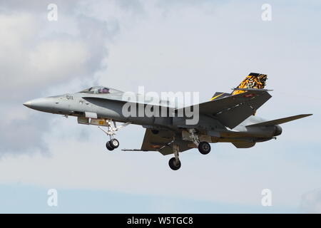 Un Swiss McDonnell Douglas F/A-18 in livrea tiger arriva al Royal International Air Tattoo RIAT 2019 a RAF Fairford, Gloucestershire, Regno Unito Foto Stock
