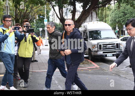 Film Taiwanese direttore Doze Niu appare in un procuratorate per rimettere in discussione dopo essere stato accusato di aver molestato sessualmente una femmina di membro di equipaggio in Taipei, Foto Stock