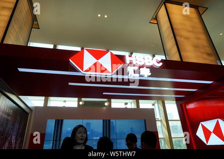 --FILE -- la gente visita lo stand della HSBC (Hong Kong e Shanghai Banking Corporation Limited) durante l'Expo di Shanghai, Cina, 29 novembre 2018. Foto Stock
