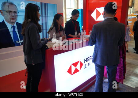 --FILE -- la gente visita lo stand della HSBC (Hong Kong e Shanghai Banking Corporation Limited) durante l'Expo di Shanghai, Cina, 29 novembre 2018. Foto Stock