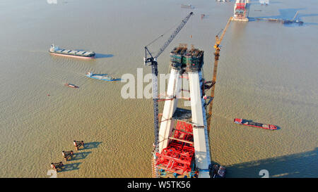 Una veduta aerea della costruzione del sito del No.29 molo principale della più lunga del mondo sospeso con cavi di ponte, l'Hutong (Shanghai-Nantong) Fiume Yangtze Foto Stock