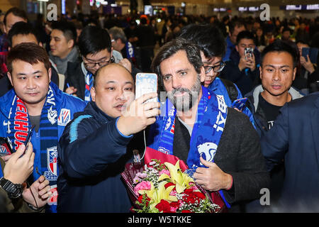 Spanish football manager Quique Sanchez Flores di Shanghai Groenlandia Shenhua FC è illustrato dopo che arrivano a Shanghai Pudong International Airpor Foto Stock