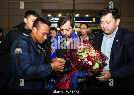 Spanish football manager Quique Sanchez Flores di Shanghai Groenlandia Shenhua FC è illustrato dopo che arrivano a Shanghai Pudong International Airpor Foto Stock