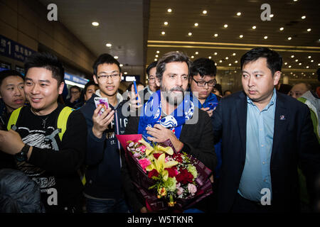 Spanish football manager Quique Sanchez Flores di Shanghai Groenlandia Shenhua FC è illustrato dopo che arrivano a Shanghai Pudong International Airpor Foto Stock