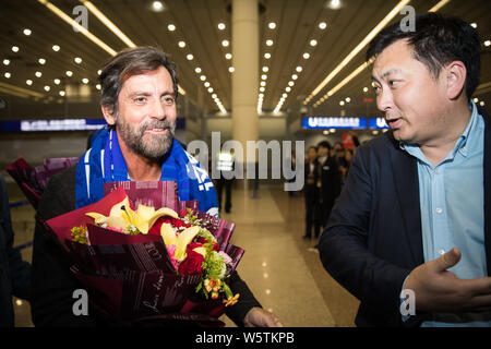 Spanish football manager Quique Sanchez Flores di Shanghai Groenlandia Shenhua FC è illustrato dopo che arrivano a Shanghai Pudong International Airpor Foto Stock