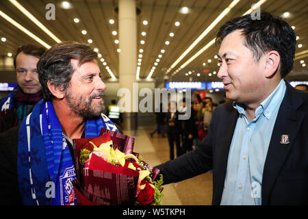 Spanish football manager Quique Sanchez Flores di Shanghai Groenlandia Shenhua FC è illustrato dopo che arrivano a Shanghai Pudong International Airpor Foto Stock