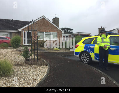 West Mercia funzionari di polizia alla ricerca di una casa in Kempsey, Worcestershire dopo la femmina di resti umani sono stati trovati in un serbatoio settico del 12 luglio. Foto Stock