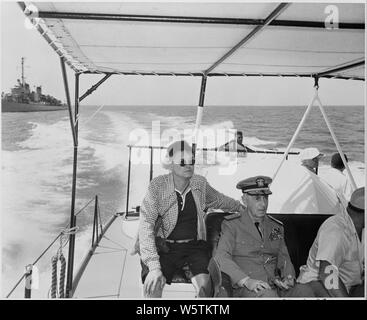 Fotografia della flotta ammiraglio William Leahy, Presidente Truman e gli altri a bordo della grande ruota, una barca di trasportare il presidente del partito dal Museo della Portaerei U.S.S. SARSFIELD a Ft. Jefferson National Monument nel Dry Tortugas. Foto Stock