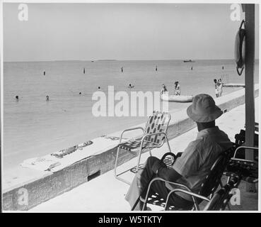 Fotografia della flotta ammiraglio William Leahy, pensionati il capo dello staff del Comandante in Capo, l'ombra e guardare i membri del presidente del partito di nuoto, surf, durante il Presidente Truman di vacanza a Key West, Florida. Foto Stock