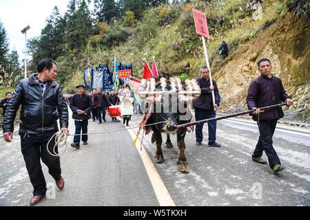 Il popolo cinese di Dong gruppo etnico vestiti tradizionali in argento decorato a vestiti e headwears celebrare il tradizionale festival Dongnian in Leli Foto Stock