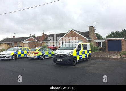 West Mercia funzionari di polizia alla ricerca di una casa in Kempsey, Worcestershire dopo la femmina di resti umani sono stati trovati in un serbatoio settico del 12 luglio. Foto Stock