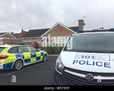 West Mercia funzionari di polizia alla ricerca di una casa in Kempsey, Worcestershire dopo la femmina di resti umani sono stati trovati in un serbatoio settico del 12 luglio. Foto Stock