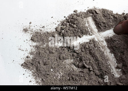 Croce fatta di cenere. Il Mercoledì delle Ceneri. Foto Stock