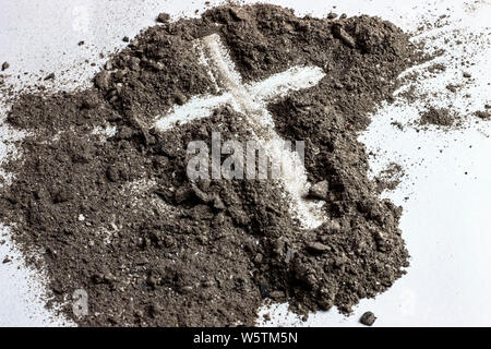 Croce fatta di cenere. Il Mercoledì delle Ceneri. Foto Stock