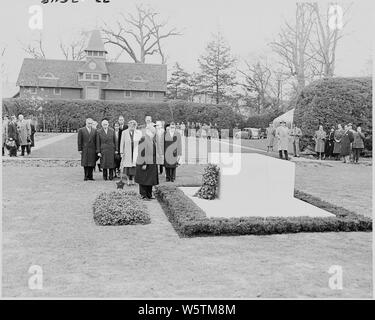 Fotografia del presidente francese Vincent Auriol davanti alla tomba del defunto Presidente Franklin D. Roosevelt a Hyde Park, New York, dopo il posizionamento di una corona di fiori alla tomba, come Eleanor Roosevelt e altri dignitari a guardare. Foto Stock
