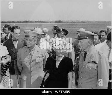 Fotografia del generale Dwight D. Eisenhower, sua moglie Mamie e generale George C. Marshall, all'Aeroporto di Washington. Foto Stock