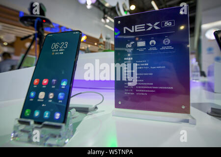 Vista del Vivo Nex 5G smartphone powered by Qualcomm Bocca di Leone 855 piattaforma mobile sul display al sesto e China Mobile Global Partner di conferenze Foto Stock