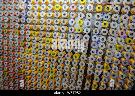 Colorati di cotone a corda bobine di filo per un telaio di tessitura, Varanasi, India Foto Stock