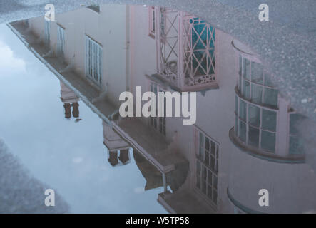 Lyme Regis, Dorset, Regno Unito. Il 30 luglio 2019. Regno Unito: Meteo dopo giorni di sole splendente, Pesanti rovesci di pioggia ha colpito la stazione balneare di Lyme Regis segnando una pausa per la canicola di luglio. I pittoreschi cottage che la linea Marine Parade si riflettono nelle pozzanghere dopo una notte di pioggia pesante. Credito: Celia McMahon/Alamy Live News. Foto Stock