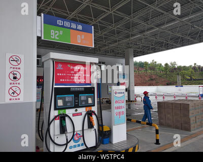 --FILE--Vista di una stazione di rifornimento di CNOOC (China National Offshore Oil Corporation) in Xiangyang city, centrale cinese della provincia di Hubei, 6 maggio 2018. CNOO Foto Stock