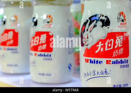 --FILE--coniglio bianco cremoso caramelle sono in vendita presso un negozio in Cina a Shanghai, 17 marzo 2016. La Warner Brothers' Bugs Bunny può facilmente offuscare la sua fe Foto Stock