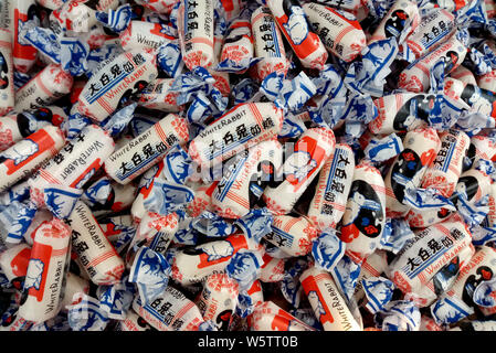 --FILE--coniglio bianco cremoso caramelle sono in vendita presso un negozio in Cina a Shanghai, 11 febbraio 2018. La Warner Brothers' Bugs Bunny può facilmente offuscare il suo Foto Stock