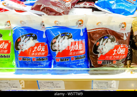 --FILE--coniglio bianco cremoso caramelle sono in vendita presso un negozio in Cina a Shanghai, 17 marzo 2016. La Warner Brothers' Bugs Bunny può facilmente offuscare la sua fe Foto Stock