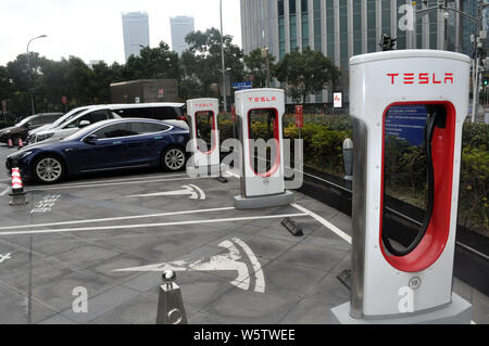 --FILE--la ricarica delle pile di Tesla sono visti in corrispondenza di una stazione di carica in Cina a Shanghai, 2 dicembre 2018. U.S. tech giant Tesla Inc e automobilistico tedesco B Foto Stock