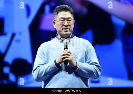 Kwon Gye-hyun, presidente di Samsung Electronics Grande Cina, introduce il Samsung Galaxy A8s smartphone durante una cerimonia di lancio a Pechino in Cina Foto Stock