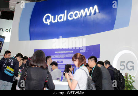 --FILE -- la gente visita lo stand di Qualcomm durante la prima China International Import Expo (CIIE) in Cina a Shanghai, 7 novembre 2018. Qualcomm Inc Foto Stock