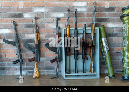 Russia, il Tatarstan, 23 giugno 2019. Armi da fuoco PPS, AKM, AKS, AK103, AKS-74U, SKS, lanciarazzi assalto lanciagranate Foto Stock