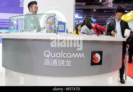 --FILE -- la gente visita lo stand di Qualcomm durante la prima China International Import Expo (CIIE) in Cina a Shanghai, 7 novembre 2018. Qualcomm Inc Foto Stock