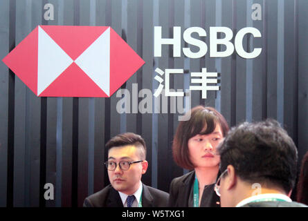 --FILE -- la gente visita lo stand della HSBC (Hong Kong e Shanghai Banking Corporation Limited) durante la prima China International Import Expo (CIIE) Foto Stock