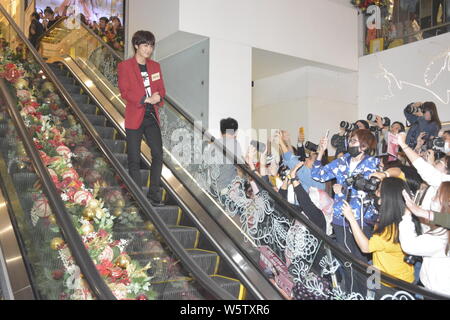 Corea del Sud il cantante e attore Kim Jong-hyun, più comunemente noto con il suo nome di fase JR, centro di South Korean boy gruppo nu'EST assiste il WTC Cristo Foto Stock