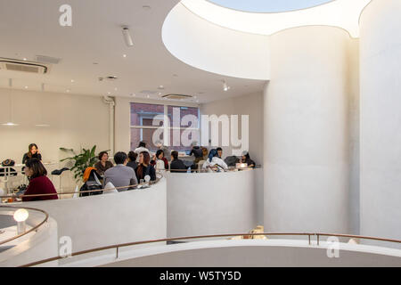 Vista interna di un cafe di color bianco sulla West Nanjing Road a Shanghai in Cina, 13 dicembre 2018. Foto Stock