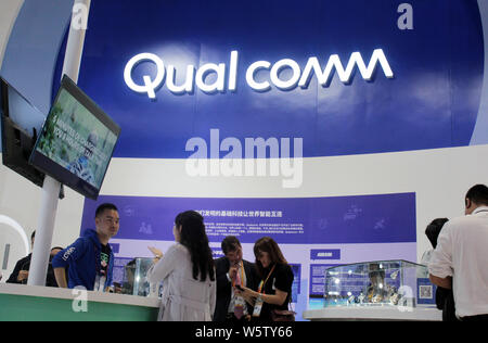 --FILE -- la gente visita lo stand di Qualcomm durante la prima China International Import Expo (CIIE) in Cina a Shanghai, 7 novembre 2018. Qualcomm Inc Foto Stock